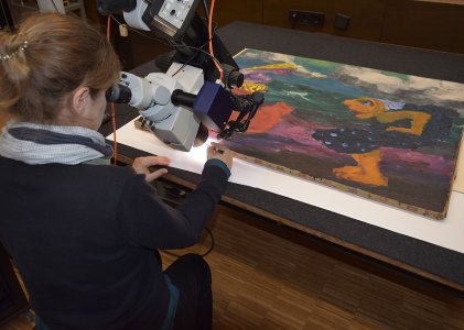 Probenentnahme für Pigmentanalysen an „Begegnung am Strand“, 1920