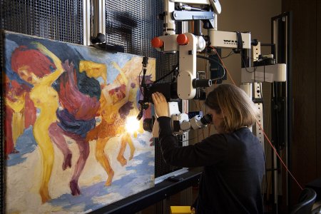 Stereomikroskopische Untersuchung von „Tanz um das goldene Kalb“, 1910